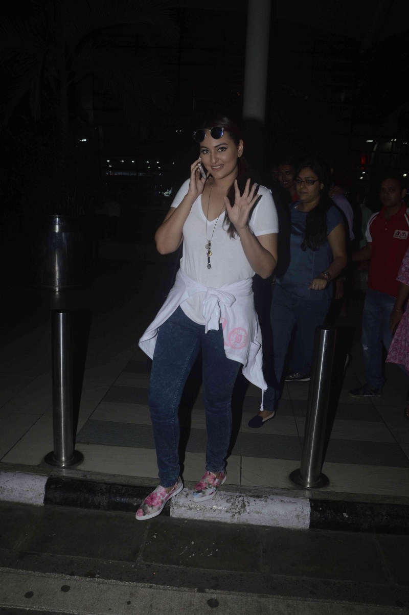 Bollywood Actress Sonakshi Sinha snapped at Mumbai Airport. Sonakshi Sinha,actress Sonakshi Sinha,Sonakshi Sinha snapped at Mumbai Airport,Sonakshi Sinha latest pics,Sonakshi Sinha latest images,Sonakshi Sinha latest photos,Sonakshi Sinha latest pictures