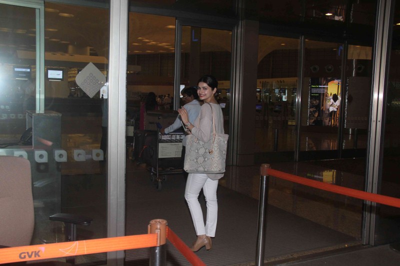 Bollywood Actress Prachi Desai Spotted at International Airport. Prachi Desai,actress Prachi Desai,Prachi Desai Spotted at International Airport,Prachi Desai Spotted at Airport,Prachi Desai latest pics,Prachi Desai latest images,Prachi Desai latest photos,Prachi Desai latest stills,Prachi Desai latest pictures