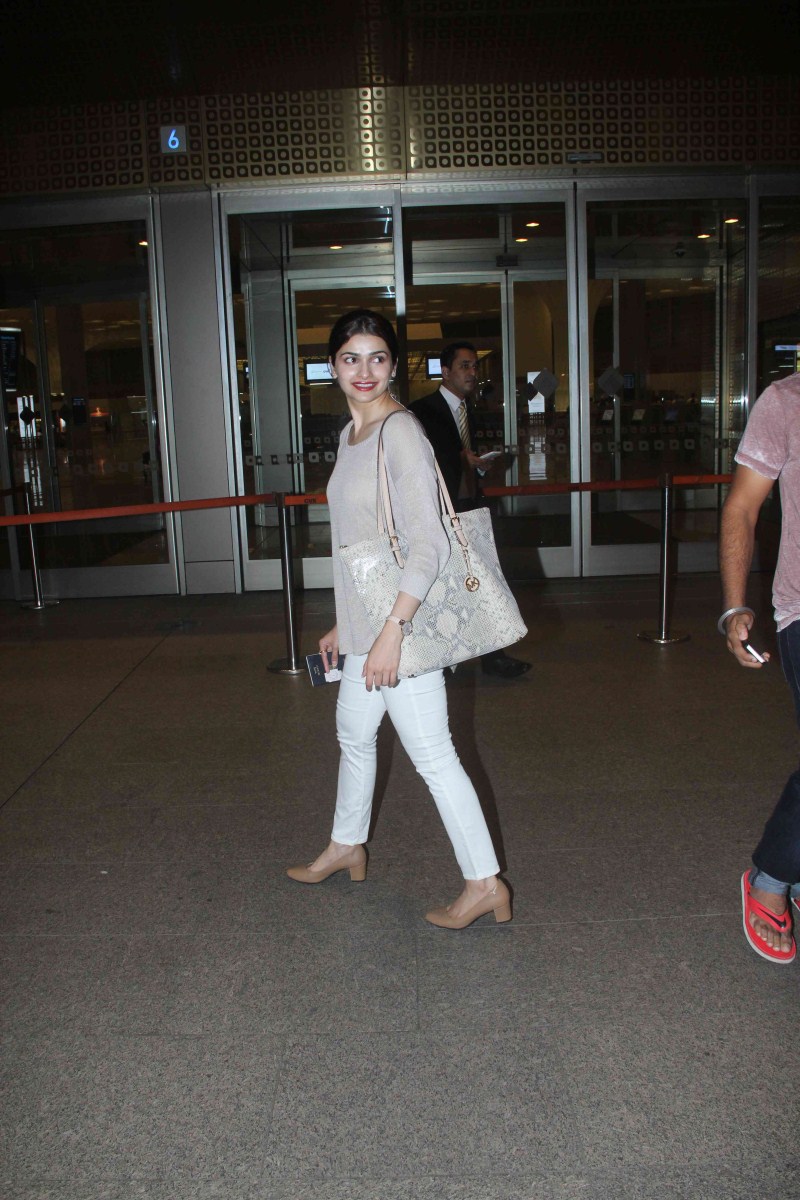 Bollywood Actress Prachi Desai Spotted at International Airport. Prachi Desai,actress Prachi Desai,Prachi Desai Spotted at International Airport,Prachi Desai Spotted at Airport,Prachi Desai latest pics,Prachi Desai latest images,Prachi Desai latest photos,Prachi Desai latest stills,Prachi Desai latest pictures