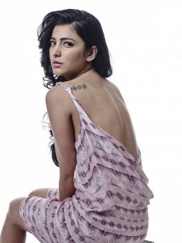 Tamil Actress Shruti Hassan shows her back Tattoo.
