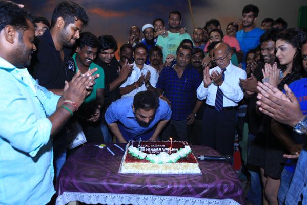South Indian Actor Kamal Haasan's Thoongavanam Shoot Wrap Up Pictures. Kamal Haasan,Kamal Haasan's Thoongavanam Shoot Wrapped,Thoongavanam Shoot Wrapped,Thoongavanam Shoot Wrapped pics,Thoongavanam Shoot Wrapped images,Thoongavanam Shoot Wrapped photos,Shoot Wrap Up