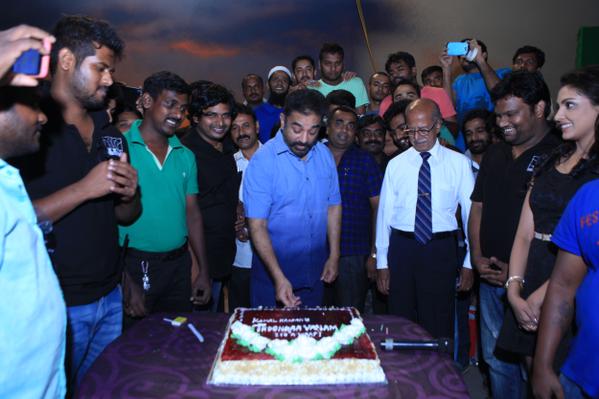 South Indian Actor Kamal Haasan's Thoongavanam Shoot Wrap Up Pictures. Kamal Haasan,Kamal Haasan's Thoongavanam Shoot Wrapped,Thoongavanam Shoot Wrapped,Thoongavanam Shoot Wrapped pics,Thoongavanam Shoot Wrapped images,Thoongavanam Shoot Wrapped photos,Shoot Wrap Up