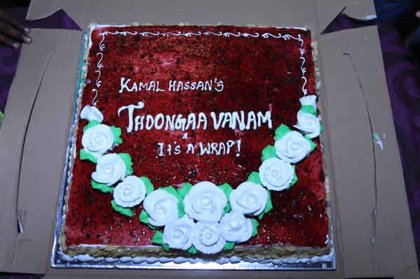 South Indian Actor Kamal Haasan's Thoongavanam Shoot Wrap Up Pictures. Kamal Haasan,Kamal Haasan's Thoongavanam Shoot Wrapped,Thoongavanam Shoot Wrapped,Thoongavanam Shoot Wrapped pics,Thoongavanam Shoot Wrapped images,Thoongavanam Shoot Wrapped photos,Shoot Wrap Up