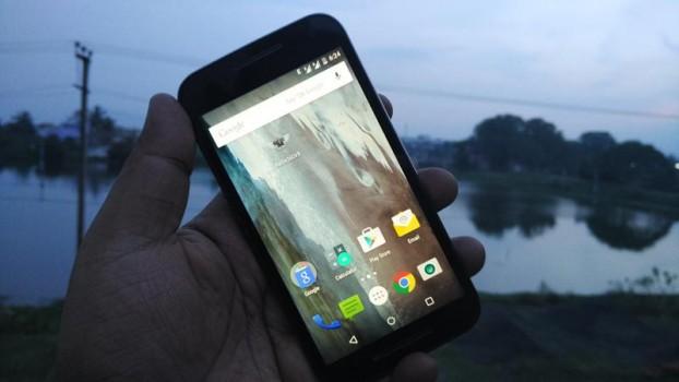 The Moto G (3rd Gen) equips improved camera than its predecessor, resulting better low light images than many of its competitors