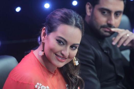 Bollywood Actor Abhishek Bachchan, Actress Sonakshi Sinha and Rishi Kapoor on Sets of Indian Idol Junior.