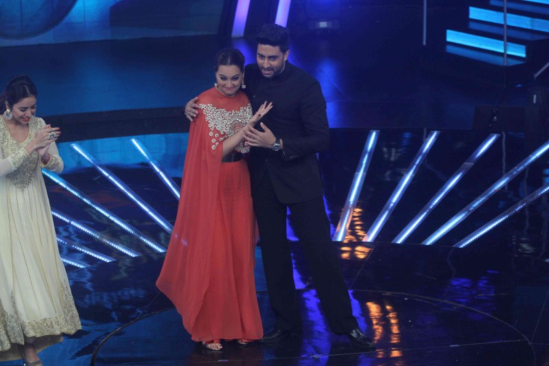 Bollywood Actor Abhishek Bachchan, Actress Sonakshi Sinha and Rishi Kapoor on Sets of Indian Idol Junior. Abhishek Bachchan,Sonakshi Sinha,Rishi Kapoor,Indian Idol Junior,All Is Well,All Is Well movie promotion,Indian Idol Junior on the sets