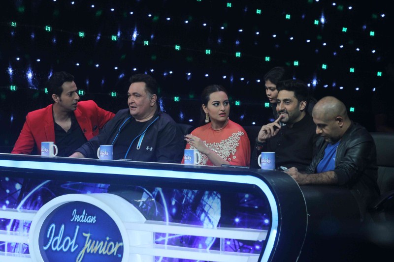 Bollywood Actor Abhishek Bachchan, Actress Sonakshi Sinha and Rishi Kapoor on Sets of Indian Idol Junior. Abhishek Bachchan,Sonakshi Sinha,Rishi Kapoor,Indian Idol Junior,All Is Well,All Is Well movie promotion,Indian Idol Junior on the sets