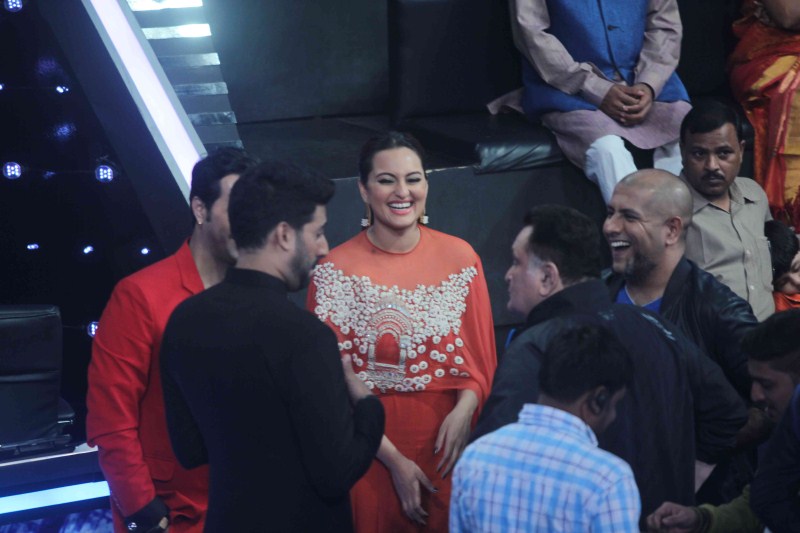 Bollywood Actor Abhishek Bachchan, Actress Sonakshi Sinha and Rishi Kapoor on Sets of Indian Idol Junior. Abhishek Bachchan,Sonakshi Sinha,Rishi Kapoor,Indian Idol Junior,All Is Well,All Is Well movie promotion,Indian Idol Junior on the sets