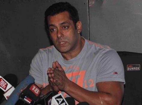 Bollywood Actor Salman Khan discusses Bajrangi Bhaijaan success with media.