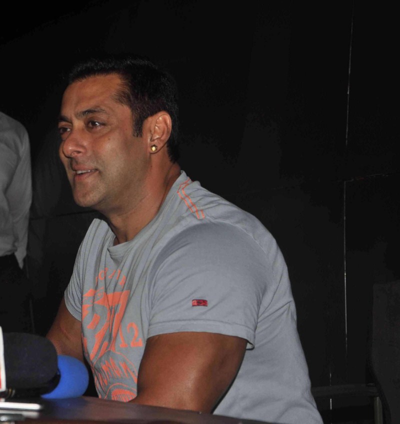 Bollywood Actor Salman Khan discusses Bajrangi Bhaijaan success with media. Salman Khan,Bajrangi Bhaijaan success with media,Bajrangi Bhaijaan success meet,Bajrangi Bhaijaan,salman khan at Bajrangi Bhaijaan success meet,salman khan latest pics,salman khan latest images,salman khan latest photos,salman khan latest pictures