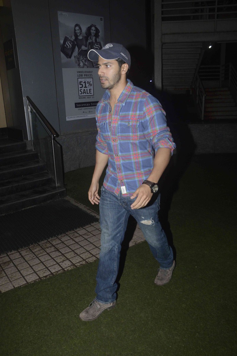 Bollywood Actor Varun Dhawan Spotted at Juhu PVR. Varun Dhawan,actor Varun Dhawan,Varun Dhawan Spotted at Juhu PVR,Varun Dhawan at Juhu PVR,Varun Dhawan at Juhu,Varun Dhawan latest pics,Varun Dhawan latest images,Varun Dhawan latest photos,Varun Dhawan latest stills,Varun Dhawan latest pictures
