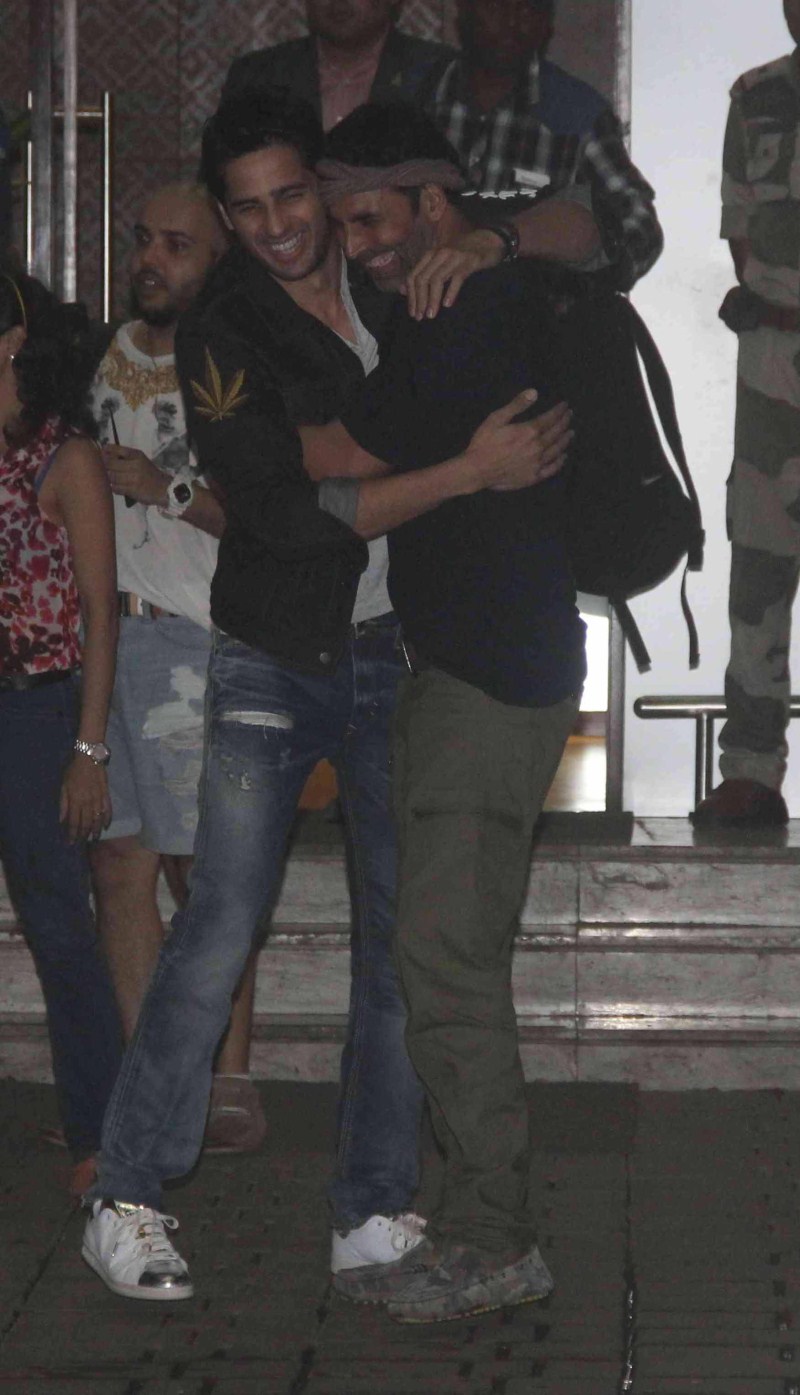 Bollywood Actor Akshay Kumar, Sidharth Malhotra and Actress Jacqueline Fernandez Spotted at Mumbai Airport. Akshay Kumar,Sidharth Malhotra,Jacqueline Fernandez,Brothers Team,Brothers Team Spotted at Mumbai Airport,Akshay Kumar,Sidharth Malhotra and Jacqueline Fernandez