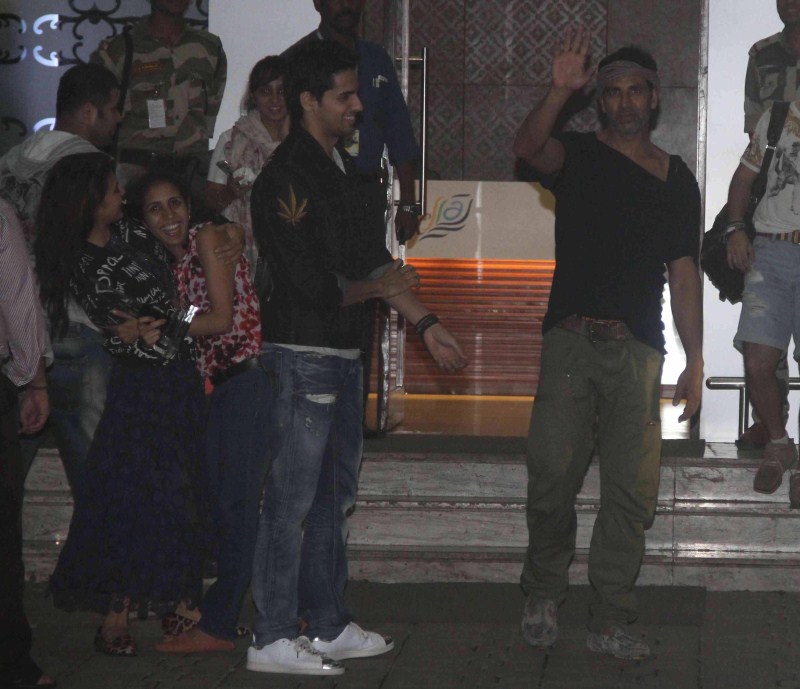 Bollywood Actor Akshay Kumar, Sidharth Malhotra and Actress Jacqueline Fernandez Spotted at Mumbai Airport. Akshay Kumar,Sidharth Malhotra,Jacqueline Fernandez,Brothers Team,Brothers Team Spotted at Mumbai Airport,Akshay Kumar,Sidharth Malhotra and Jacqueline Fernandez