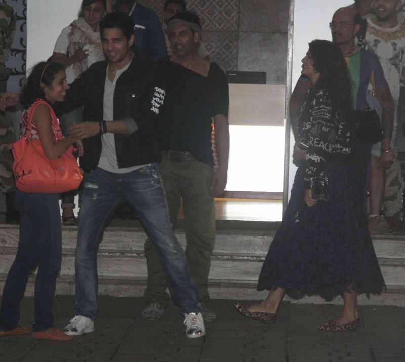 Bollywood Actor Akshay Kumar, Sidharth Malhotra and Actress Jacqueline Fernandez Spotted at Mumbai Airport. Akshay Kumar,Sidharth Malhotra,Jacqueline Fernandez,Brothers Team,Brothers Team Spotted at Mumbai Airport,Akshay Kumar,Sidharth Malhotra and Jacqueline Fernandez