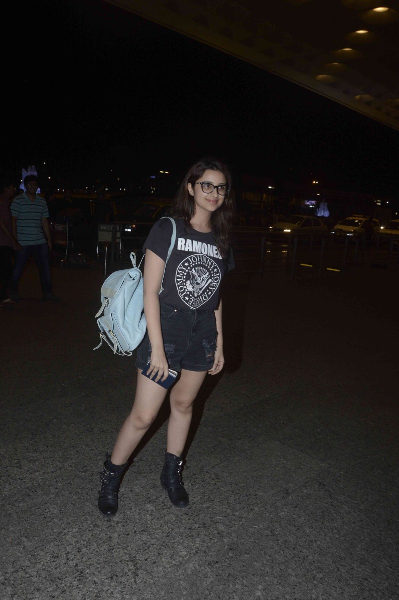 Bollywood Actress Parineeti Chopra spotted at Mumbai Airport. Parineeti Chopra,actress Parineeti Chopra,Parineeti Chopra spotted at Mumbai Airport,Parineeti Chopra at Mumbai Airport,Parineeti Chopra latest pics,Parineeti Chopra latest images,Parineeti Chopra latest photos,Parineeti Chopra latest stills,Parineeti Cho