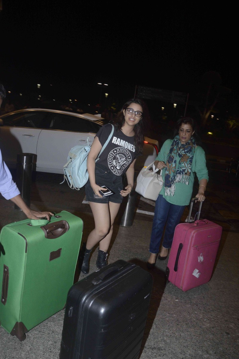 Bollywood Actress Parineeti Chopra spotted at Mumbai Airport. Parineeti Chopra,actress Parineeti Chopra,Parineeti Chopra spotted at Mumbai Airport,Parineeti Chopra at Mumbai Airport,Parineeti Chopra latest pics,Parineeti Chopra latest images,Parineeti Chopra latest photos,Parineeti Chopra latest stills,Parineeti Cho