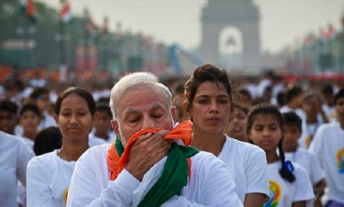 When politicians and celebrities insulted the national flag. Independence Day,Indian national flag,Indian flag photos,celebrities with indian flag,celebrities disrespecting indian flag,national flag,Indian independence day,pictures,images,indian flag controversies,Sharukh khan,Indian flag insulted,Indian Prime mini