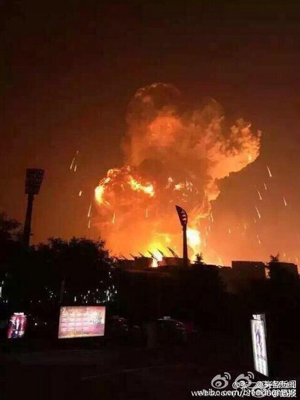 Eyewitness claim that they heard a huge explosion, followed by a massive ball of fire. Tianjing Explosion photos,Tianjing Explosion,ball of fire,images of Tianjing explosion,china massive ball of fire,Perseid meteors hits china,tianjin,tianjin explosion photos,tianjin explosion,tianjin pics,images of tianjin