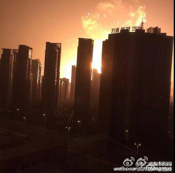 Eyewitness claim that they heard a huge explosion, followed by a massive ball of fire. Tianjing Explosion photos,Tianjing Explosion,ball of fire,images of Tianjing explosion,china massive ball of fire,Perseid meteors hits china,tianjin,tianjin explosion photos,tianjin explosion,tianjin pics,images of tianjin
