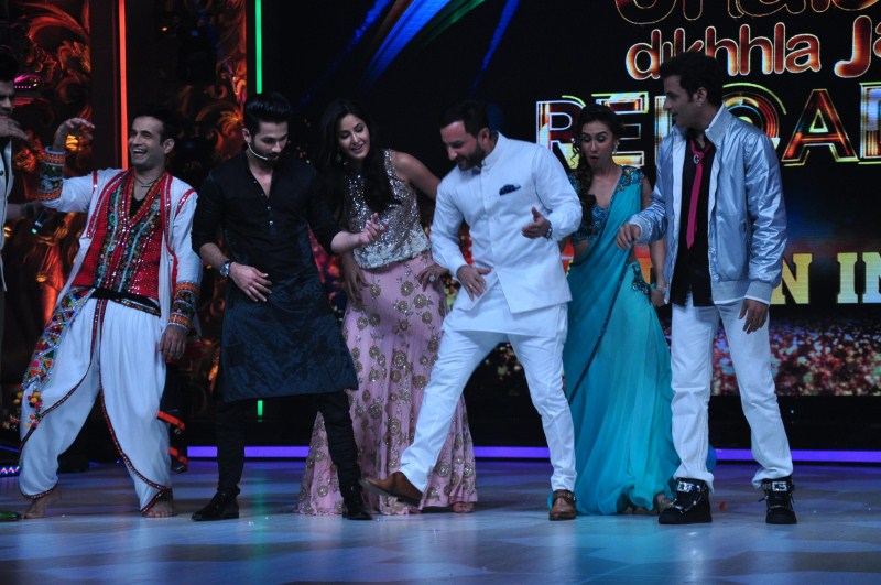 Bollywood Actor Shahid Kapoor, Saif Ali Khan and Katrina Kaif promote Phantom at Jhalak Dikhla Jaa. Shahid Kapoor,Saif Ali Khan,Katrina Kaif,Phantom Movie Promotion,Jhalak Dikhla Jaa,Shahid Kapoor and Saif Ali Khan,Saif Ali Khan and Katrina Kaif