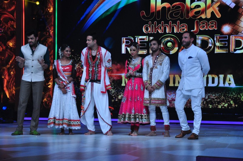 Bollywood Actor Shahid Kapoor, Saif Ali Khan and Katrina Kaif promote Phantom at Jhalak Dikhla Jaa. Shahid Kapoor,Saif Ali Khan,Katrina Kaif,Phantom Movie Promotion,Jhalak Dikhla Jaa,Shahid Kapoor and Saif Ali Khan,Saif Ali Khan and Katrina Kaif