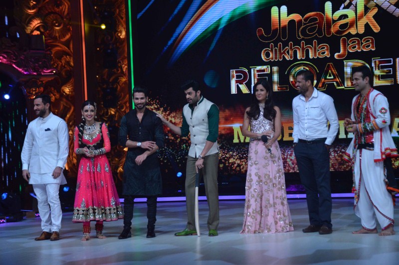Bollywood Actor Shahid Kapoor, Saif Ali Khan and Katrina Kaif promote Phantom at Jhalak Dikhla Jaa. Shahid Kapoor,Saif Ali Khan,Katrina Kaif,Phantom Movie Promotion,Jhalak Dikhla Jaa,Shahid Kapoor and Saif Ali Khan,Saif Ali Khan and Katrina Kaif