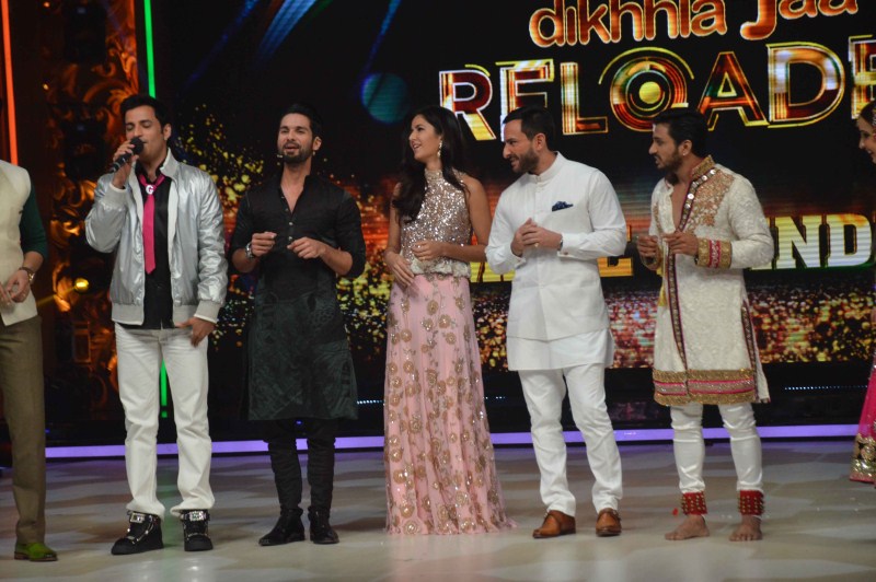 Bollywood Actor Shahid Kapoor, Saif Ali Khan and Katrina Kaif promote Phantom at Jhalak Dikhla Jaa. Shahid Kapoor,Saif Ali Khan,Katrina Kaif,Phantom Movie Promotion,Jhalak Dikhla Jaa,Shahid Kapoor and Saif Ali Khan,Saif Ali Khan and Katrina Kaif