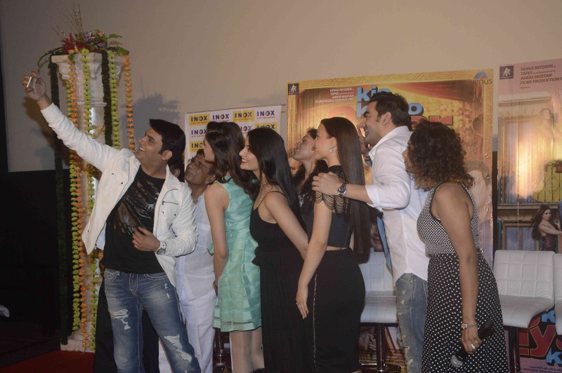 Kapil Sharma's upcoming movie Kis Kis Se Pyar Karu Trailer Launch Pictures. Simran Kaur Mundi, Sai Lokur, Kapil Sharma, Manjari Fadnis, Elli Avram, Varun Sharma, Jamie Lever, Arbaaz Khan graced the event. Kapil Sharma,Kis Kis Se Pyar Karu Trailer Launch,Kis Kis Se Pyar Karu Trailer,Kis Kis Se Pyar Karu Trailer Launch pics,Kis Kis Se Pyar Karu Trailer Launch images,Kis Kis Se Pyar Karu Trailer Launch photos,Kis Kis Se Pyar Karu Trailer Launch stills,Kis Kis