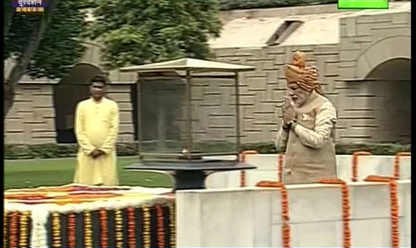 PM Modi pays tribute to Mahatma Gandhi at Rajghat. Independence Day,Independence Day 2015,Modi,Narendra Modi,Mahatma Gandhi,modi speach,PM Narendra Modi Speech at Red Fort,Narendra Modi Speech at Red Fort,Modi Speech at Red Fort