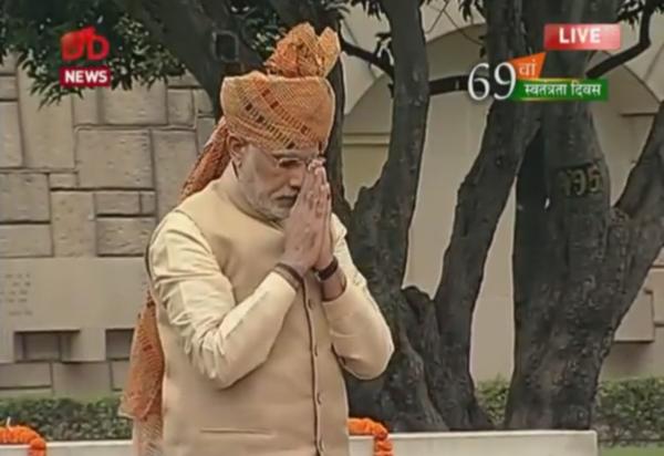 PM Modi pays tribute to Mahatma Gandhi at Rajghat. Independence Day,Independence Day 2015,Modi,Narendra Modi,Mahatma Gandhi,modi speach,PM Narendra Modi Speech at Red Fort,Narendra Modi Speech at Red Fort,Modi Speech at Red Fort