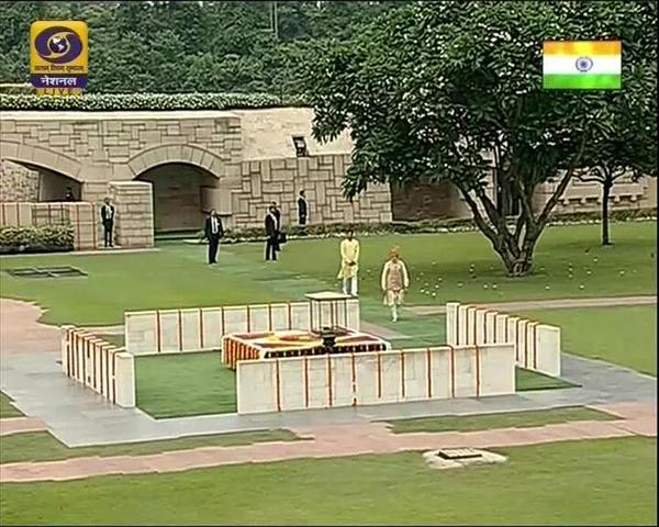 PM Modi pays tribute to Mahatma Gandhi at Rajghat. Independence Day,Independence Day 2015,Modi,Narendra Modi,Mahatma Gandhi,modi speach,PM Narendra Modi Speech at Red Fort,Narendra Modi Speech at Red Fort,Modi Speech at Red Fort