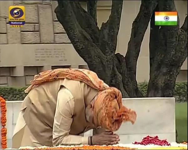 PM Modi pays tribute to Mahatma Gandhi at Rajghat. Independence Day,Independence Day 2015,Modi,Narendra Modi,Mahatma Gandhi,modi speach,PM Narendra Modi Speech at Red Fort,Narendra Modi Speech at Red Fort,Modi Speech at Red Fort