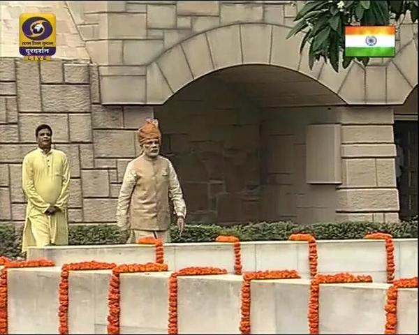 PM Modi pays tribute to Mahatma Gandhi at Rajghat. Independence Day,Independence Day 2015,Modi,Narendra Modi,Mahatma Gandhi,modi speach,PM Narendra Modi Speech at Red Fort,Narendra Modi Speech at Red Fort,Modi Speech at Red Fort
