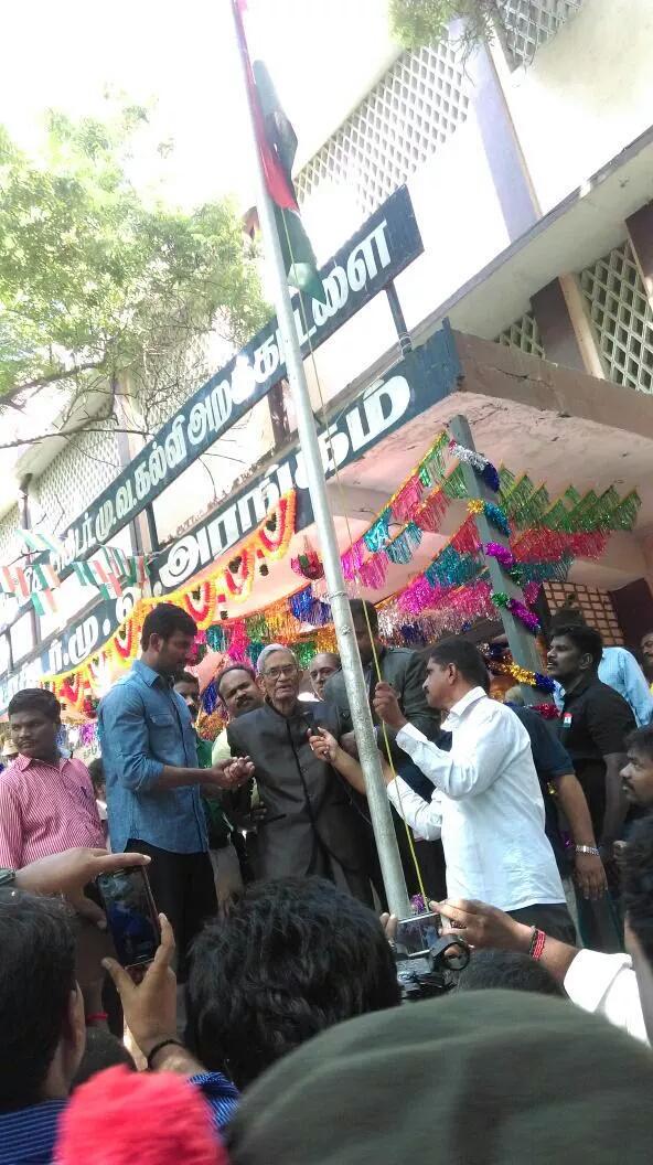 South Indian Actor Vishal celebrates 69th Independence Day by hoisting flag along with General Mithra Das. Vishal,actor Vishal,Vishal celebrates 69th Independence Day,69th Independence Day,69th Independence Day celebration,Independence Day celebration,Independence Day 2015,General Mithra Das