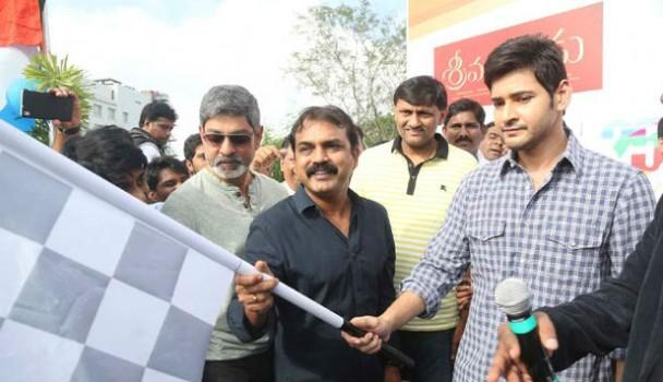 South Indian Actor Mahesh Babu and Jagapati Babu Flags off Check the India Ride