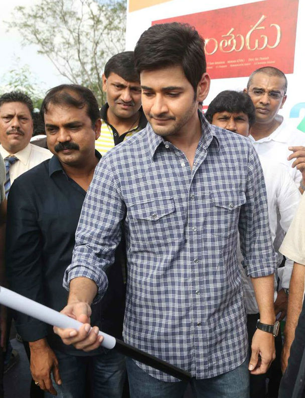 South Indian Actor Mahesh Babu and Jagapati Babu Flags off Check the India Ride Mahesh Babu,Jagapati Babu,Srimanthudu,Check the India Ride,Mahesh Babu Flag off Check the India Ride,Jagapati Babu Flag off Check the India Ride,Mahesh Babu latest pics,Mahesh Babu latest images,Mahesh Babu latest photos,Mahesh Babu latest pictures,Mahesh