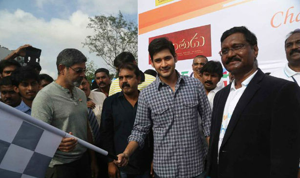 South Indian Actor Mahesh Babu and Jagapati Babu Flags off Check the India Ride Mahesh Babu,Jagapati Babu,Srimanthudu,Check the India Ride,Mahesh Babu Flag off Check the India Ride,Jagapati Babu Flag off Check the India Ride,Mahesh Babu latest pics,Mahesh Babu latest images,Mahesh Babu latest photos,Mahesh Babu latest pictures,Mahesh