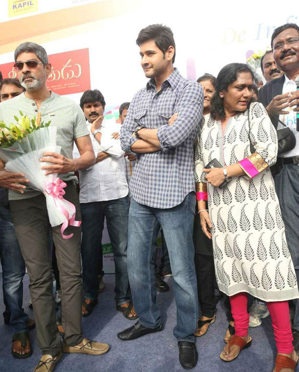 South Indian Actor Mahesh Babu and Jagapati Babu Flags off Check the India Ride Mahesh Babu,Jagapati Babu,Srimanthudu,Check the India Ride,Mahesh Babu Flag off Check the India Ride,Jagapati Babu Flag off Check the India Ride,Mahesh Babu latest pics,Mahesh Babu latest images,Mahesh Babu latest photos,Mahesh Babu latest pictures,Mahesh