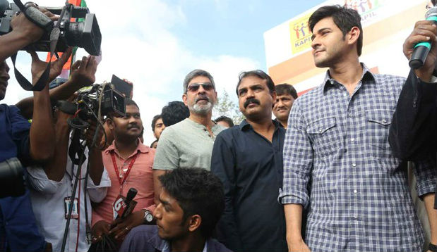 South Indian Actor Mahesh Babu and Jagapati Babu Flags off Check the India Ride Mahesh Babu,Jagapati Babu,Srimanthudu,Check the India Ride,Mahesh Babu Flag off Check the India Ride,Jagapati Babu Flag off Check the India Ride,Mahesh Babu latest pics,Mahesh Babu latest images,Mahesh Babu latest photos,Mahesh Babu latest pictures,Mahesh