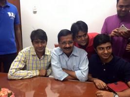 Arvind Kejriwal,Arvind Kejriwal birthday,Arvind Kejriwal birthday celebration,Arvind Kejriwal with AAP volunteers
