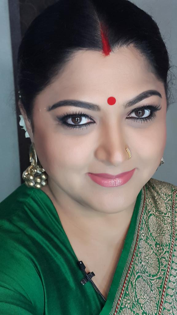 Actress Kushboo selfie with Ulaga Nayagan Kamal Haasan. Ulaga Nayagan,Kushboo,actress Kushboo,Kushboo sunder,Ulaga Nayagan Kamal Hassan,Kamal Hassan