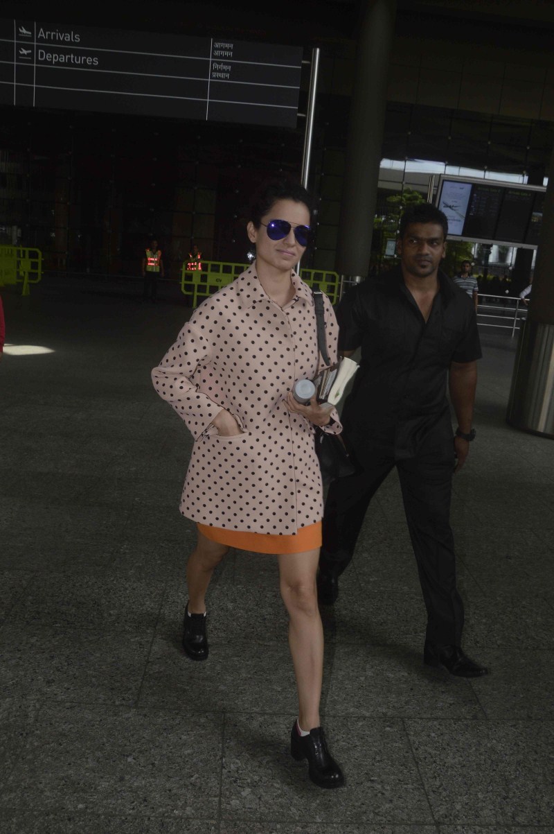 Bollywood Actress Kangana Ranaut and Actor Imran Khan Spotted at International Airport. Kangana Ranaut,Imran Khan,Kangana Ranaut Spotted at International Airport,Imran Khan Spotted at International Airport,Kangana Ranaut Spotted at Airport,Imran Khan Spotted at Airport,Kangana Ranaut latest pics,Kangana Ranaut latest images,Kangana Ranaut la