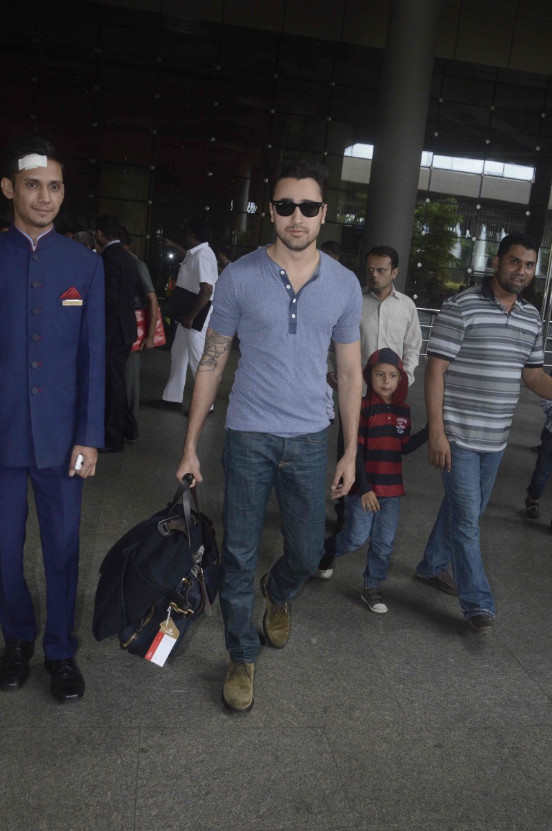Bollywood Actress Kangana Ranaut and Actor Imran Khan Spotted at International Airport. Kangana Ranaut,Imran Khan,Kangana Ranaut Spotted at International Airport,Imran Khan Spotted at International Airport,Kangana Ranaut Spotted at Airport,Imran Khan Spotted at Airport,Kangana Ranaut latest pics,Kangana Ranaut latest images,Kangana Ranaut la