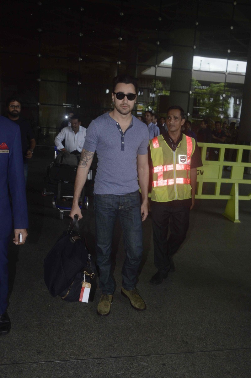 Bollywood Actress Kangana Ranaut and Actor Imran Khan Spotted at International Airport. Kangana Ranaut,Imran Khan,Kangana Ranaut Spotted at International Airport,Imran Khan Spotted at International Airport,Kangana Ranaut Spotted at Airport,Imran Khan Spotted at Airport,Kangana Ranaut latest pics,Kangana Ranaut latest images,Kangana Ranaut la
