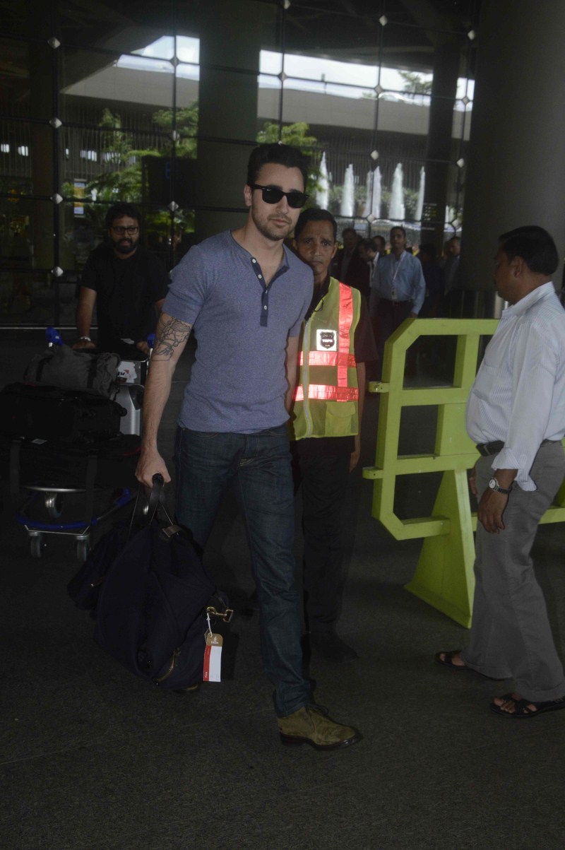 Bollywood Actress Kangana Ranaut and Actor Imran Khan Spotted at International Airport. Kangana Ranaut,Imran Khan,Kangana Ranaut Spotted at International Airport,Imran Khan Spotted at International Airport,Kangana Ranaut Spotted at Airport,Imran Khan Spotted at Airport,Kangana Ranaut latest pics,Kangana Ranaut latest images,Kangana Ranaut la