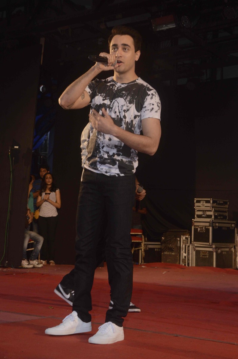 Bollywood Actress Kangana Ranaut and Actor Imran Khan promote their upcoming movie Katti Batti at Umang Festival. Kangana Ranaut,Imran Khan,Kangana Ranaut and Imran Khan,Katti Batti Movie Promotion,Katti Batti,bollywood movie Katti Batti,Katti Batti Movie Promotion at Umang Festival,Umang Festival