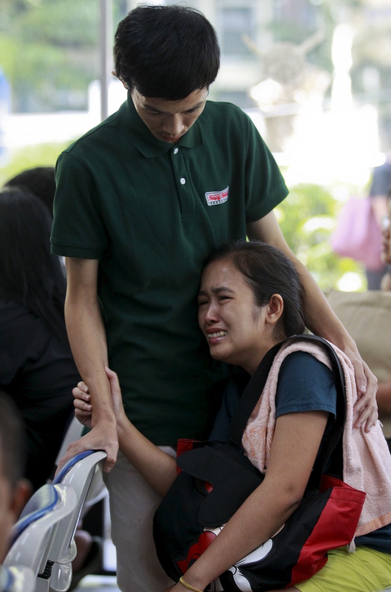 Relatives cry as they remove the body of Suwan Sudmun, a Thai victim of Monday's bomb blast, at the Institute of Forensic Medicine in Bangkok, Thailand, August 18, 2015. Thai authorities said on Tuesday they were looking for a suspect seen on closed-circuit television (CCTV) footage near the renowned shrine where a bomb blast killed 22 people, including nine foreigners from several Asian countries. Bangkok Blast,Mourning Kin of Victims,Mourning Bangkok Bomb Victims,Bangkok Bomb Victims,Mourning