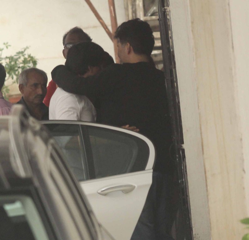 Photos of Bollywood Actor Shah Rukh Khan spotted at Karan Johar's office. SRK Spoted at Karan Johar office,Shahrukh Khan,Shah Rukh Khan,Karan Johar,Dilwale star Shahrukh Khan,Shahrukh Khan latest pics,Shahrukh Khan latest images,Shahrukh Khan latest photos,Shahrukh Khan latest stills,Shahrukh Khan latest pictures