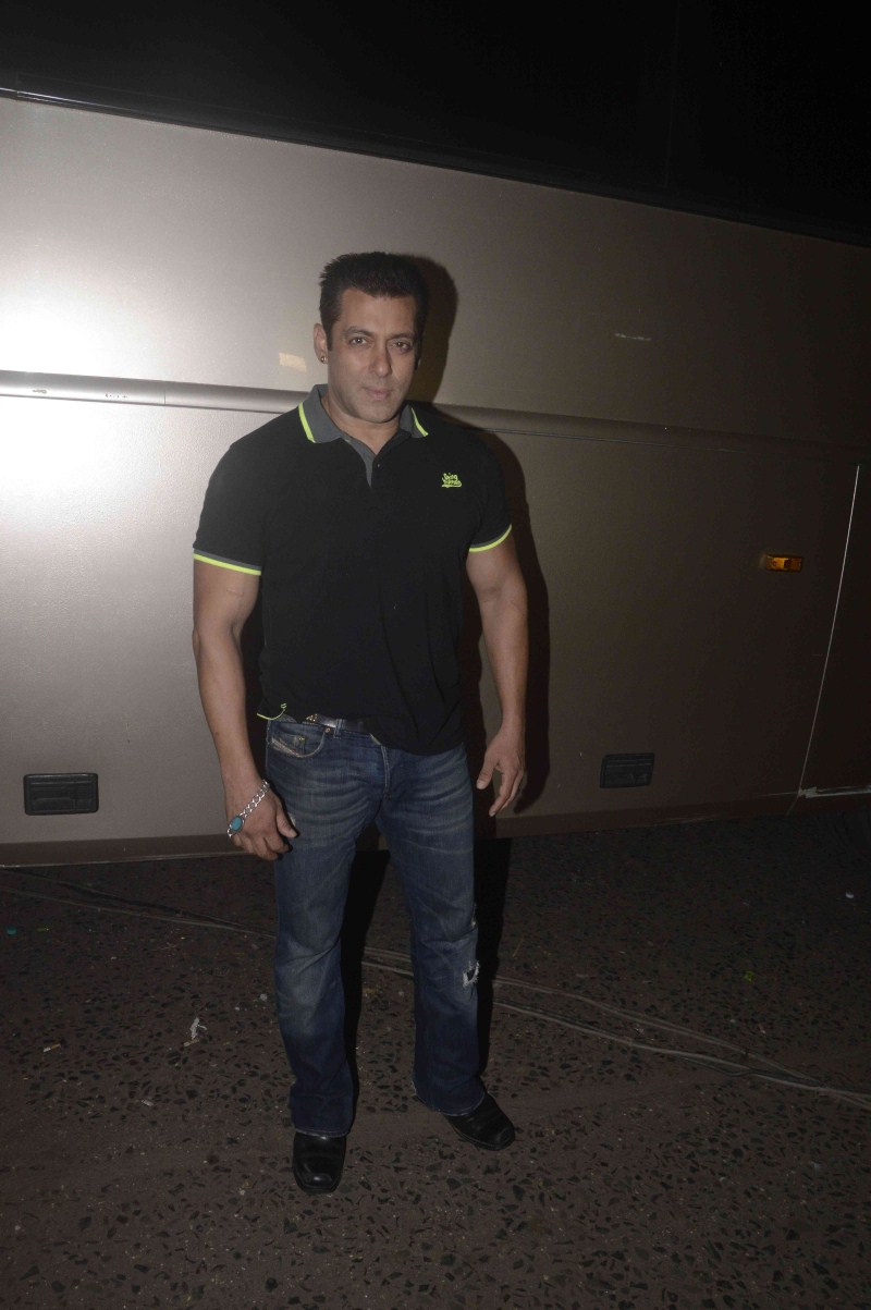 Photos of Bollywood Actor Salman Khan, Sooraj Pancholi and Athiya Shetty promote Hero on the sets of Jhalak Reloaded. Salman Khan,Sooraj Pancholi,Athiya Shetty,Hero movie promotion,Hero promotion,Salman Khan promotes Hero Movie,Jhalak Reloaded,Hero on the sets of Jhalak Reloaded