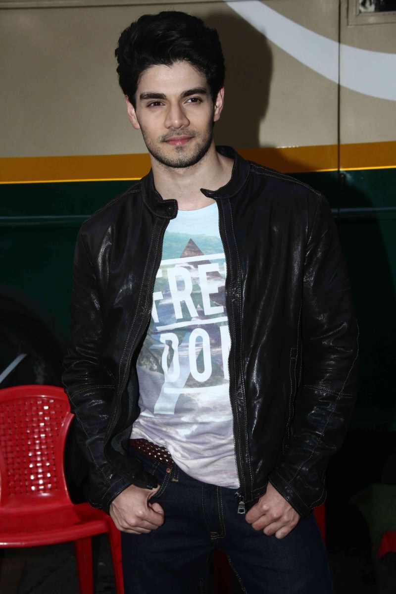 Photos of Bollywood Actor Salman Khan, Sooraj Pancholi and Athiya Shetty promote Hero on the sets of Jhalak Reloaded. Salman Khan,Sooraj Pancholi,Athiya Shetty,Hero movie promotion,Hero promotion,Salman Khan promotes Hero Movie,Jhalak Reloaded,Hero on the sets of Jhalak Reloaded